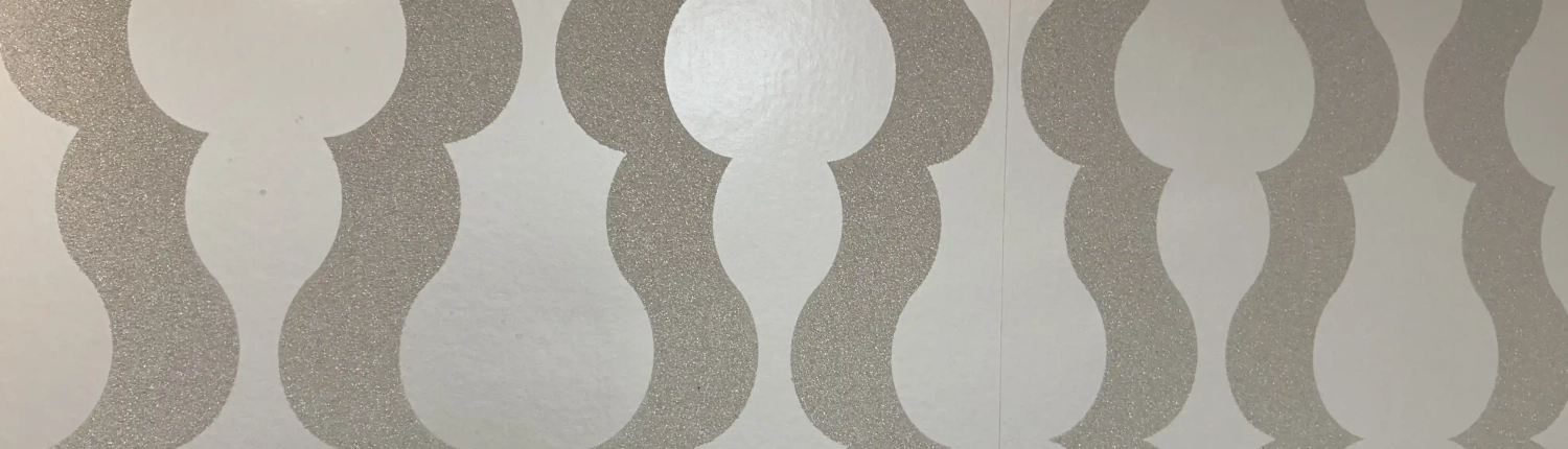 Modernes, wellenförmiges Wanddesign im Inneren von Tanjas Haarstudio in Eriskirch am Bodensee.